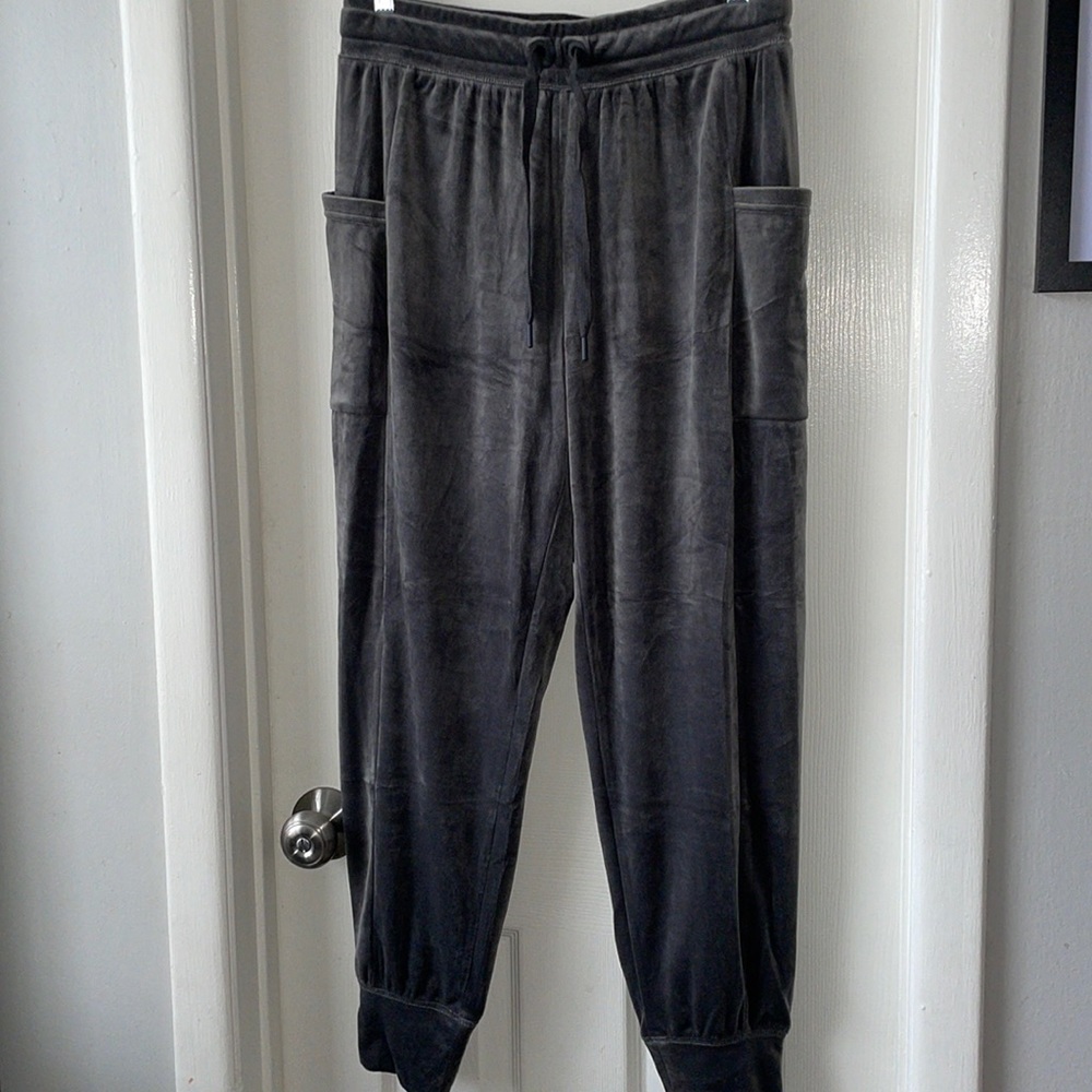 Aerie Offline dark gray velour cargo ankle sweatpants NEW size Medium